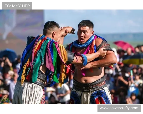 内蒙古草原那达慕增设青少年摔跤体验营，百名儿童参与传统搏克训练